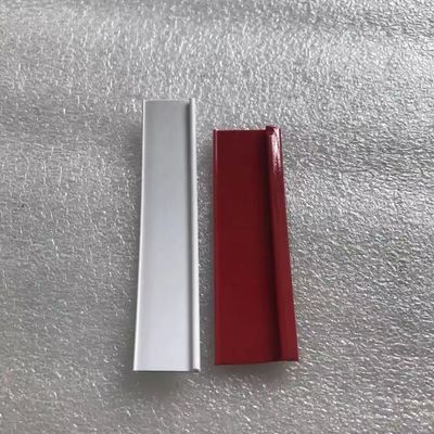 Coupe rouge en plastique à capuche en forme de chapeau