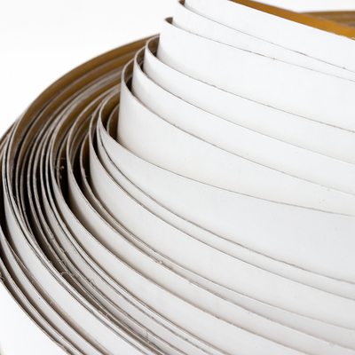 Une chapeau en aluminium, parfaite pour les panneaux extérieurs.