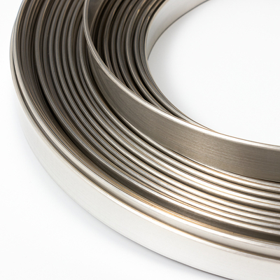 En plastique, en argent décoré, 10 rouleaux par carton.
